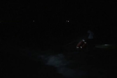 Nỗ lực cứu hộ tàu và ngư dân gặp nạn trên biển giữa mưa to, sóng lớn