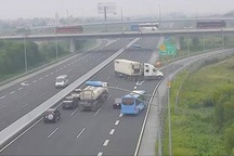 Xe container liều lĩnh quay đầu, chạy ngược chiều trên cao tốc Hà Nội - Hải Phòng