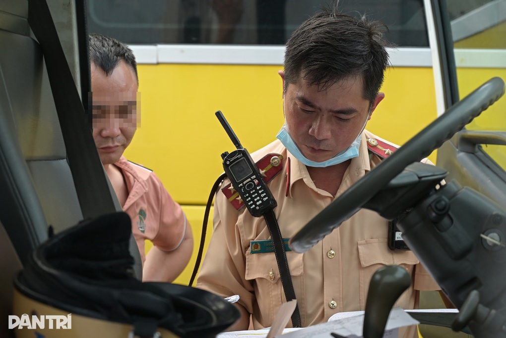 Phát hiện CSGT, tài xế xe khách ở TPHCM tăng ga bỏ chạy - 3 Phát hiện CSGT, tài xế xe khách ở TPHCM tăng ga bỏ chạy - 3