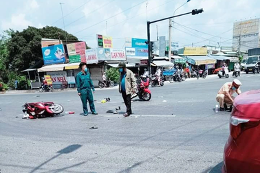 Hai kẻ cướp phóng xe tông "bà bầu" nhập viện