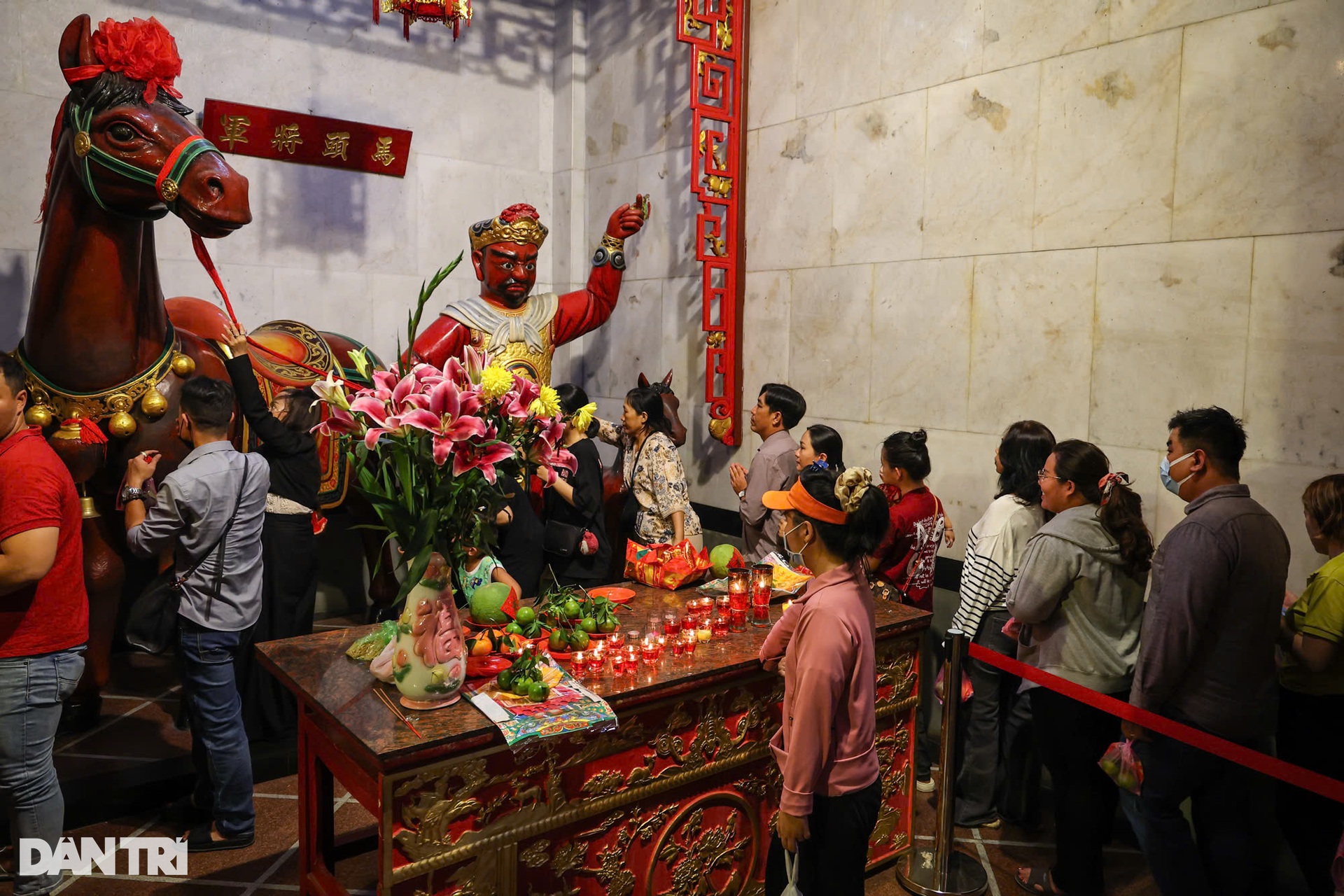 Hàng nghìn người đổ về chùa Ông TPHCM vay tiền lấy lộc đầu năm - 9 Hàng nghìn người đổ về chùa Ông TPHCM vay tiền lấy lộc đầu năm - 9