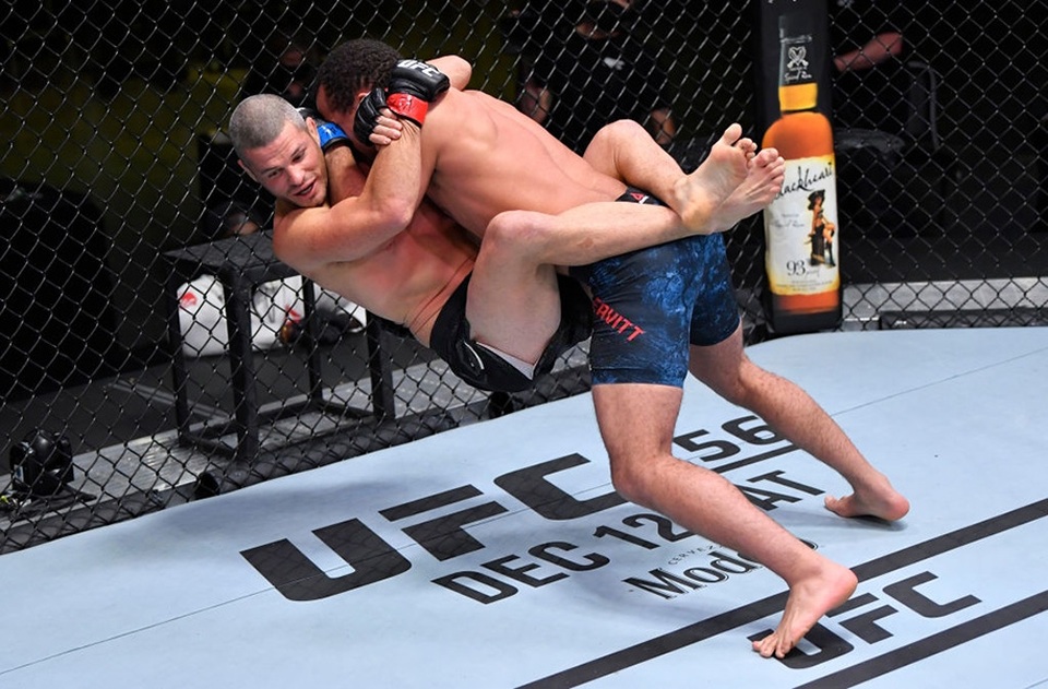 Võ sĩ quật ngã, khiến đối thủ bất tỉnh chỉ sau 22 giây - 1 Võ sĩ quật ngã, khiến đối thủ bất tỉnh chỉ sau 22 giây - 1