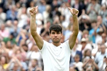 Alcaraz, Sinner tiến vào tứ kết Wimbledon