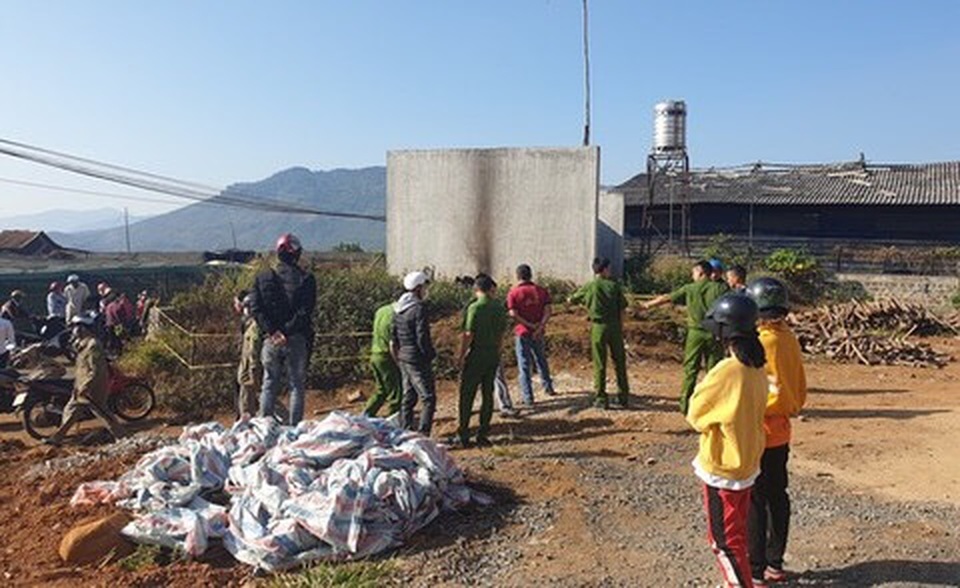 Tá hoả phát hiện thi thể cháy đen bên đường - 1