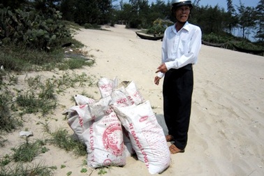 Chuyển dầu vón cục từ Huế vào Đà Nẵng thiêu hủy