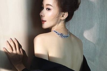 "Biểu tượng nhan sắc xứ Đài" Tiêu Tường tái xuất với bộ ảnh gợi cảm ở tuổi 50