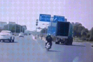 Dựng lại hiện trường vụ ô tô ôm cua, tông 2 người đi xe máy ở TPHCM