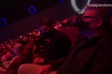 Tom Cruise đeo khẩu trang thăm thú London nhưng vẫn bị fan nhận ra