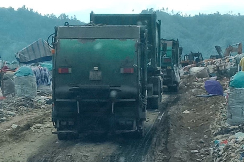 Vụ rác ngập đường ở Đà Nẵng: Xe vào bãi Khánh Sơn phải xếp hàng chờ - 2 Vụ rác ngập đường ở Đà Nẵng: Xe vào bãi Khánh Sơn phải xếp hàng chờ - 2