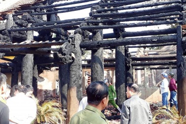 Ngôi đình gần 350 tuổi bị hỏa hoạn thiêu rụi