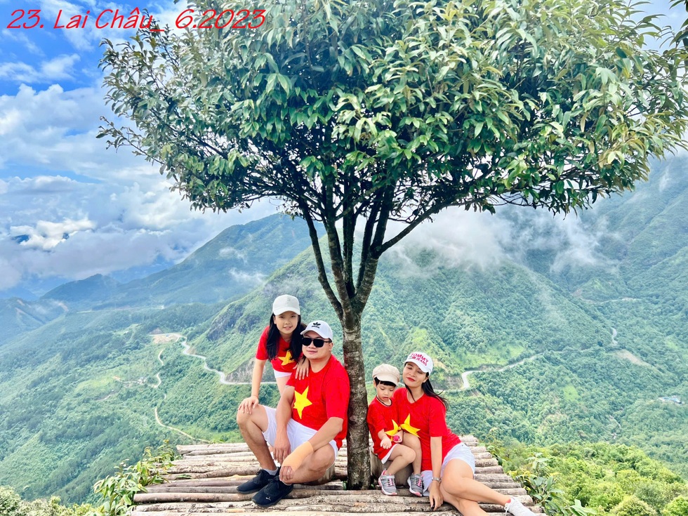 Gia đình ở Hà Nội mặc áo cờ đỏ sao vàng đi khắp Việt Nam chụp ảnh - 5 Gia đình ở Hà Nội mặc áo cờ đỏ sao vàng đi khắp Việt Nam chụp ảnh - 5