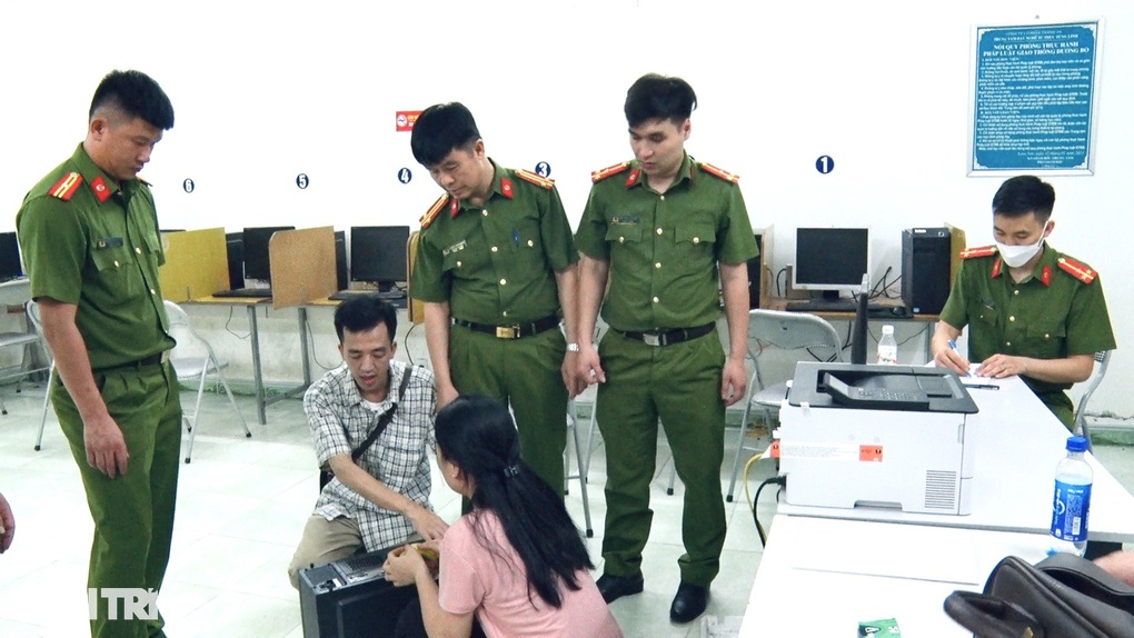 Khởi tố 9 người về hành vi đưa, nhận hối lộ trong sát hạch lái xe - 1 Khởi tố 9 người về hành vi đưa, nhận hối lộ trong sát hạch lái xe - 1