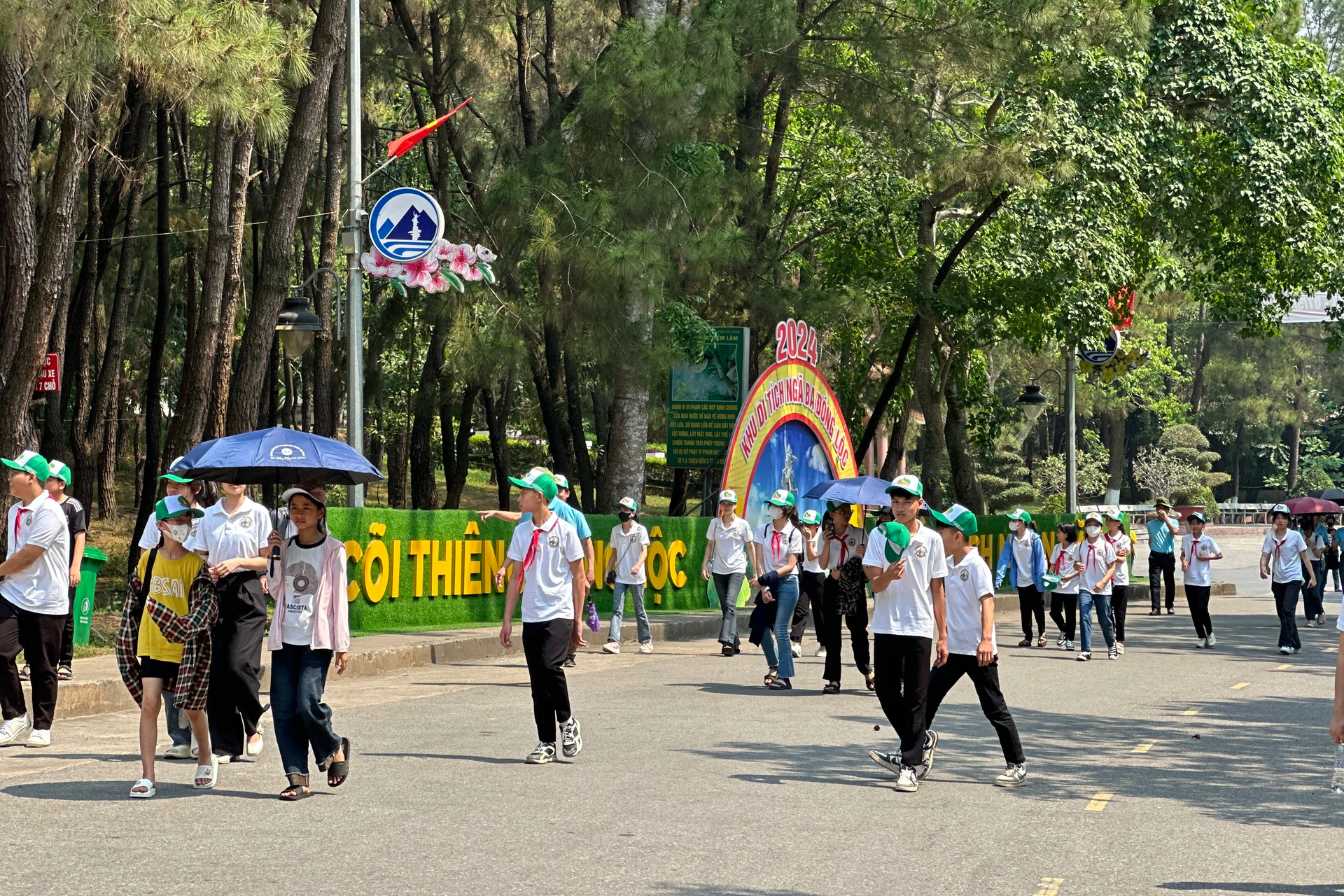 Hàng vạn người vượt nắng nóng hơn 40 độ C về Ngã ba Đồng Lộc - 2 Hàng vạn người vượt nắng nóng hơn 40 độ C về Ngã ba Đồng Lộc - 2