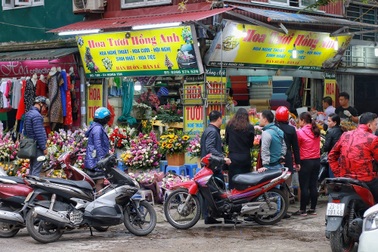 Cửa hàng hoa đông nghẹt thở, cánh “mày râu” xếp hàng mua tặng vợ