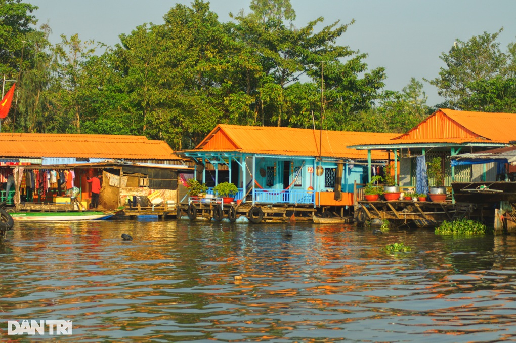 An Giang ra mắt làng bè sắc màu trị giá gần 3 tỷ đồng - 1