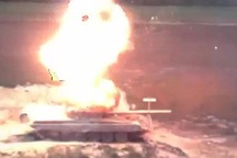 Tên lửa TOW tìm ra điểm yếu của T-72 để tấn công