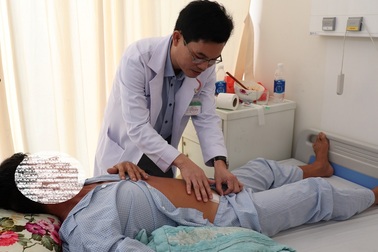 Ăn lẩu, người đàn ông bị xương cá đâm thủng ruột