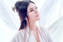 Lilly Luta hoá thân thành chị Hằng váy trắng xinh đẹp