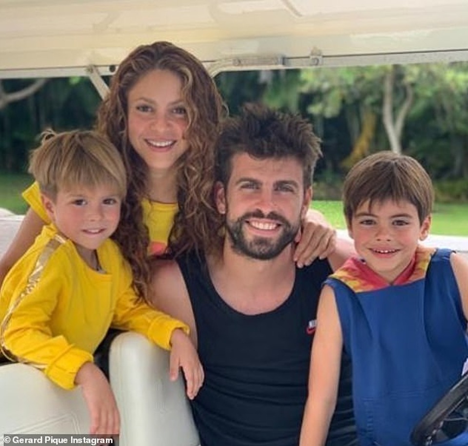 Shakira nắm tay phi công trẻ Gerard Piqué đi mua sắm - 5 Shakira nắm tay phi công trẻ Gerard Piqué đi mua sắm - 5