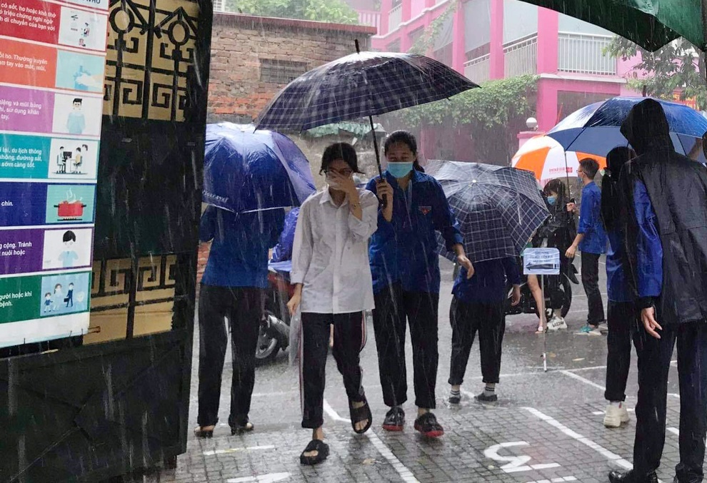 Tình nguyện viên nhiệt tình cõng thí sinh bị thương, che mưa cho thí sinh - 13 Tình nguyện viên nhiệt tình cõng thí sinh bị thương, che mưa cho thí sinh - 13
