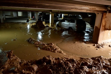 Vỡ tường hầm chung cư, hàng trăm mét khối bùn vùi lấp 20 xe máy