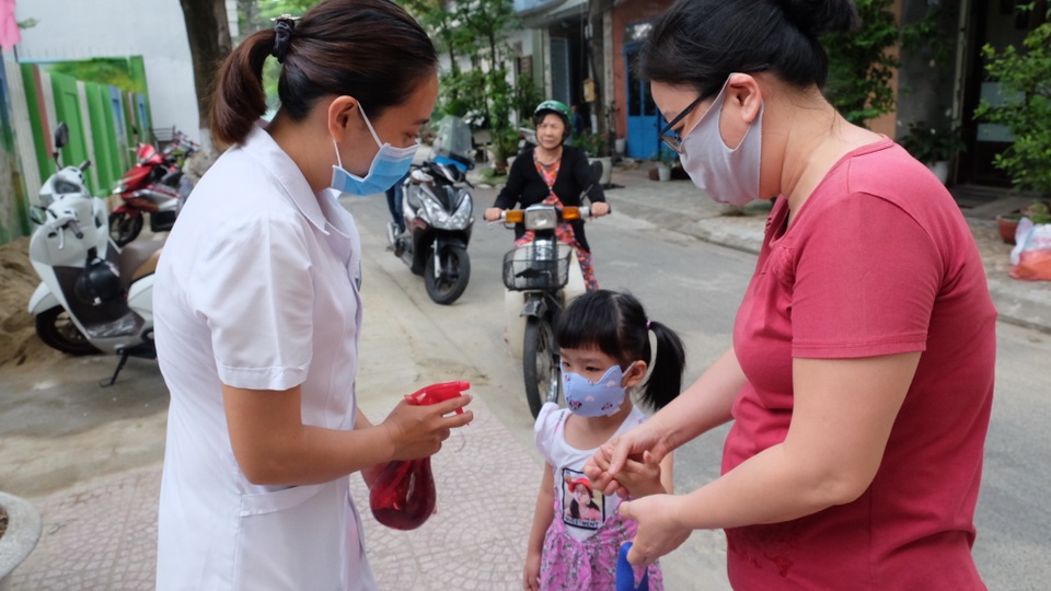 Ngày đầu đi học trở lại: Phụ huynh vui mừng, trẻ phấn khởi - 23 Ngày đầu đi học trở lại: Phụ huynh vui mừng, trẻ phấn khởi - 23
