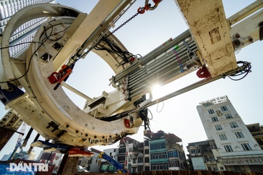 Cận cảnh "quái vật" đào hầm khổng lồ nặng 850 tấn đầu tiên của Hà Nội