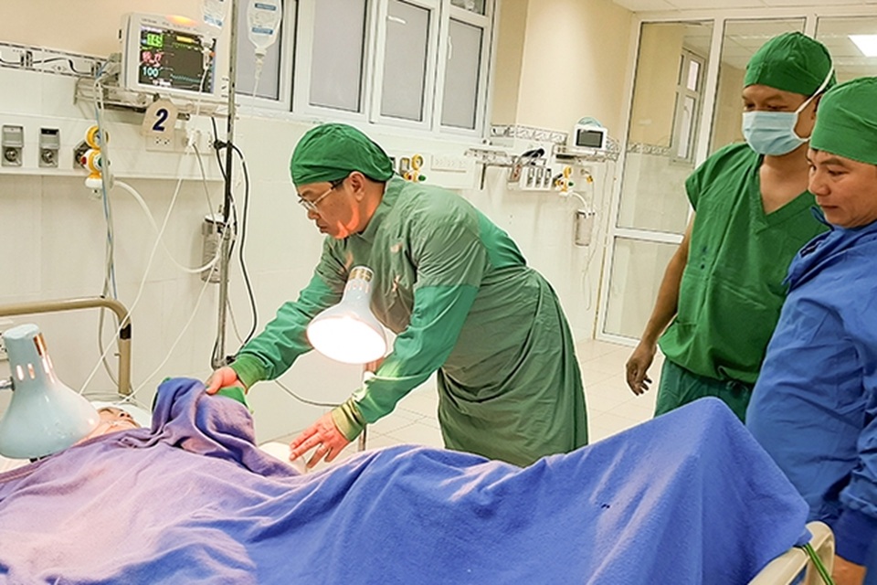 Cảnh khốn cùng của 2 mẹ con bị đá tảng lăn từ trên núi đè - 4 Cảnh khốn cùng của 2 mẹ con bị đá tảng lăn từ trên núi đè - 4