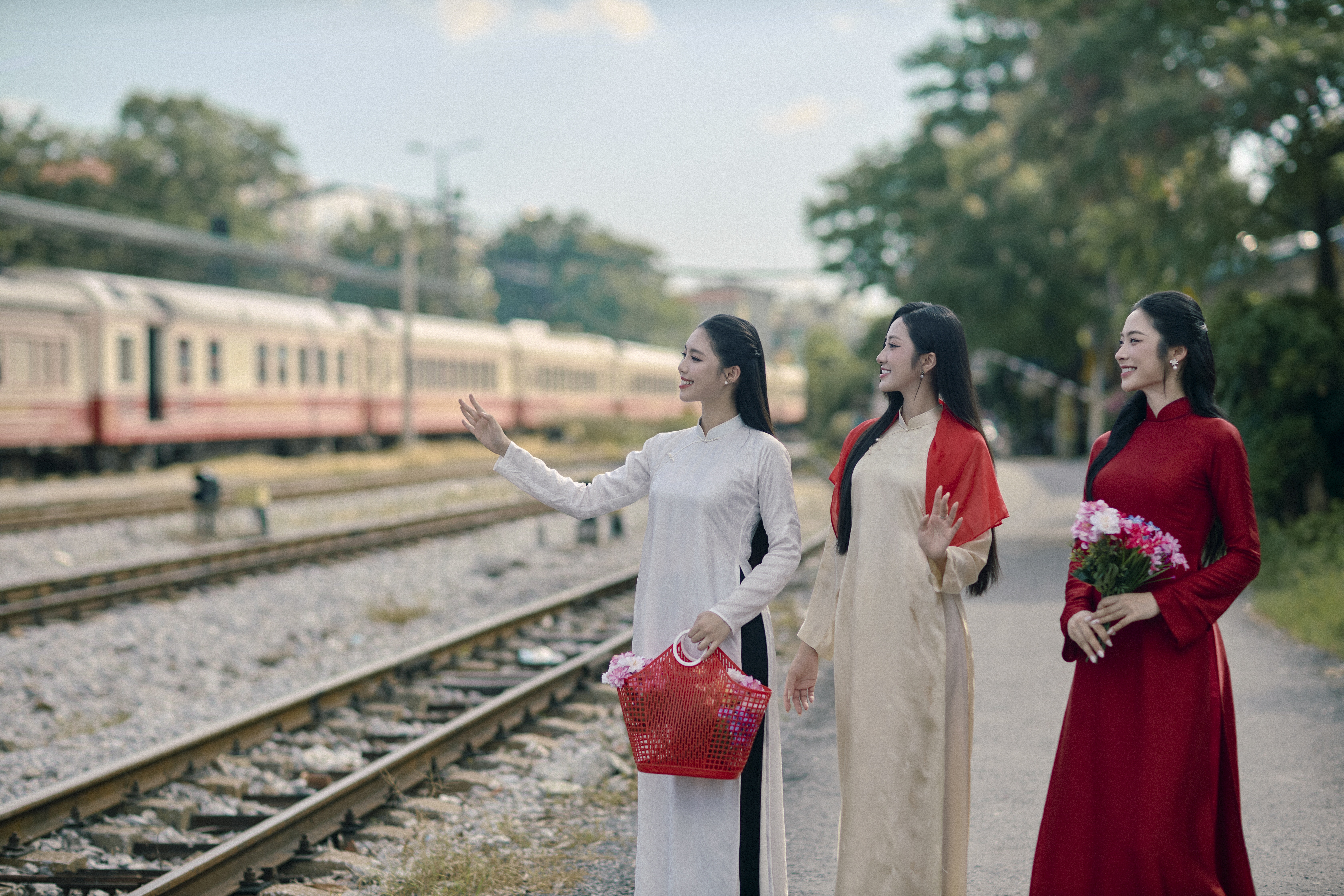 Thiếu úy cảnh vệ sánh vai cùng với top 3 Hoa hậu Việt Nam - 4 Thiếu úy cảnh vệ sánh vai cùng với top 3 Hoa hậu Việt Nam - 4