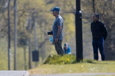 HLV Mourinho phải đứng từ xa chúc mừng học trò