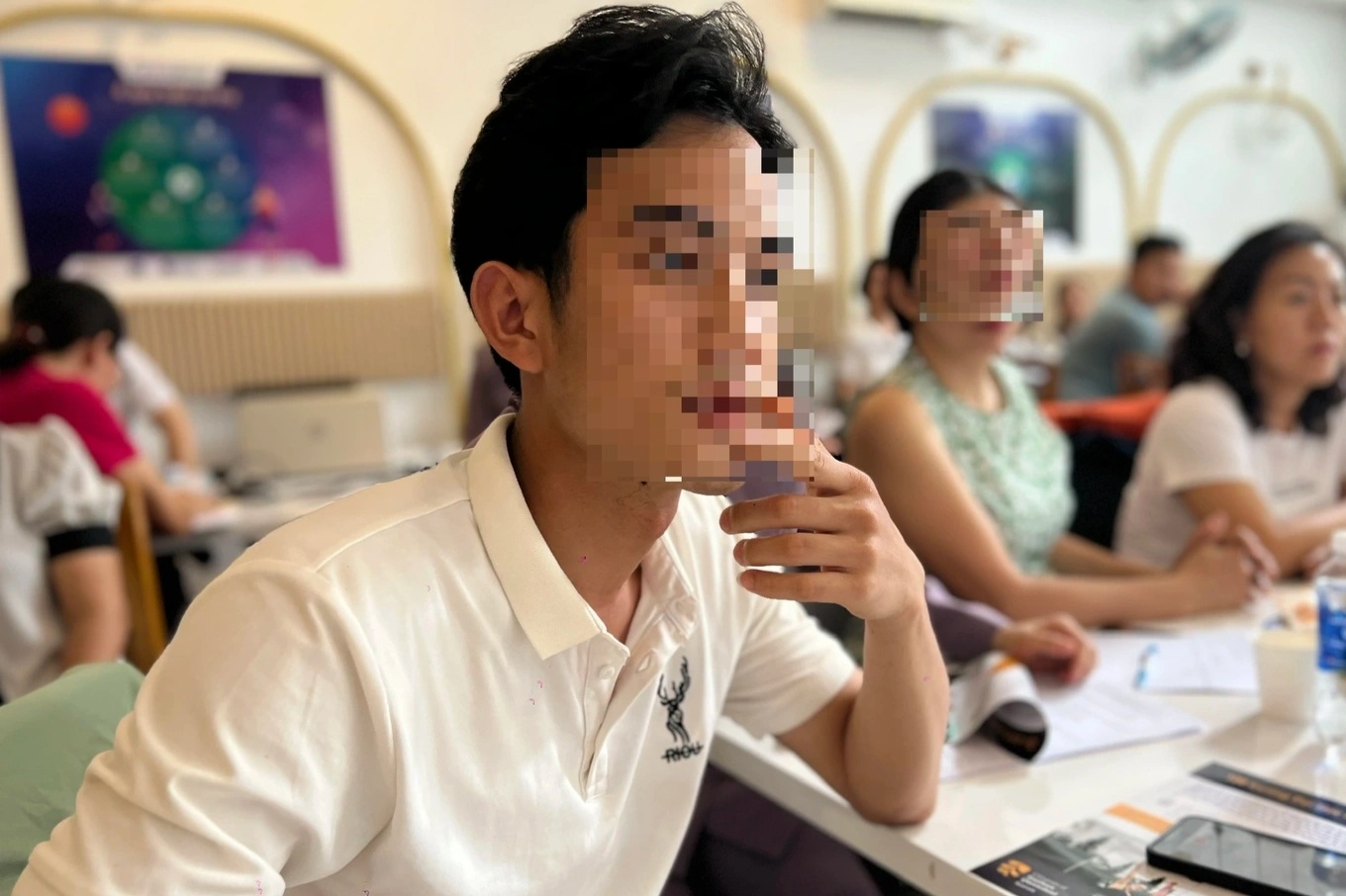 ຜູ້ຊາຍປະລິຍາຕີເຮັດວຽກເປັນພະນັກງານຂົນສົ່ງຂໍຮ້ອງແຟນຮຽນຊັ້ນ 12 ບໍ່ໃຫ້ເຂົ້າຮຽນ - 2 Nam cử nhân làm shipper năn nỉ bạn gái lớp 12 đừng học đại học - 2