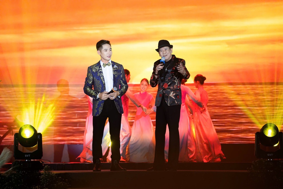 Famous singer Tuan Vu sings a duet with Bolero Champion Nguyen Ngoc Khanh - 1 Danh ca Tuấn Vũ song ca cùng Quán quân bolero Nguyễn Ngọc Khánh - 1