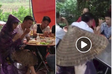 Đám cưới ngày lụt: Cô dâu đội nón lá, đi dép tổ ong ngồi ăn cỗ cưới