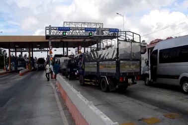 Nhân viên trạm BOT Sóc Trăng hạ barie, không bán vé gây kẹt xe nghiêm trọng