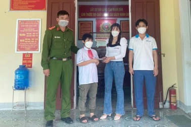 Nữ công nhân bật khóc nhận lại 2 tháng tiền lương bị đánh rơi