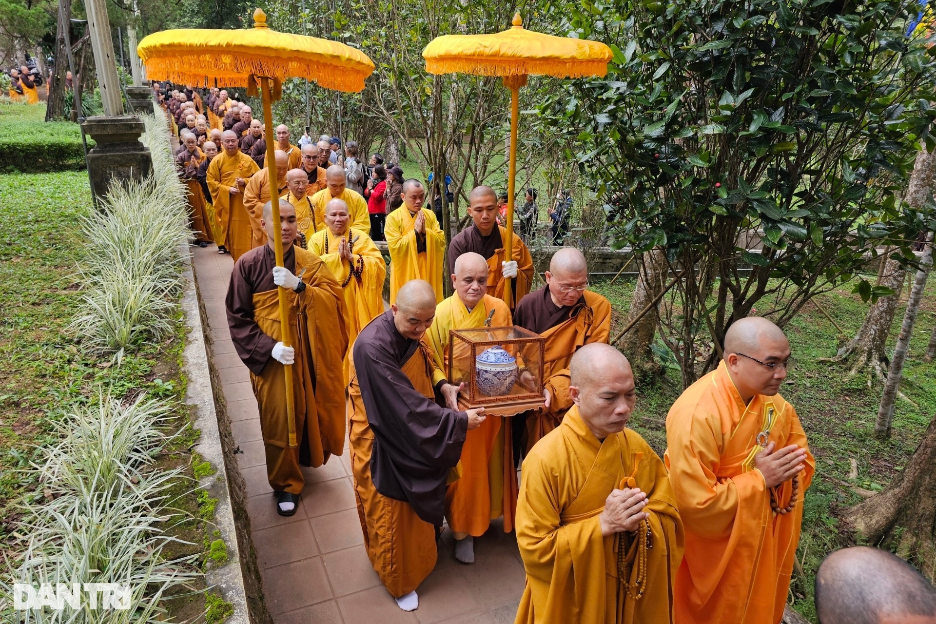 Dòng người cầu nguyện trong lễ rước xá lợi thiền sư Thích Nhất Hạnh - 4 Dòng người cầu nguyện trong lễ rước xá lợi thiền sư Thích Nhất Hạnh - 4