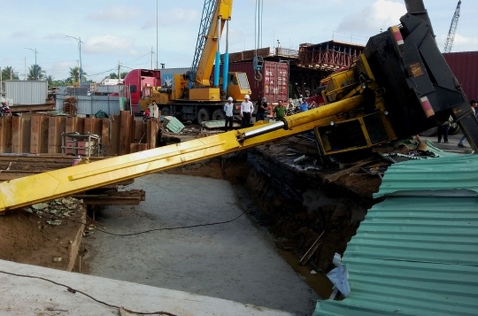 Cần cẩu sập tại công trình “giải cứu” kẹt xe cảng Cát Lái - Ảnh 2.