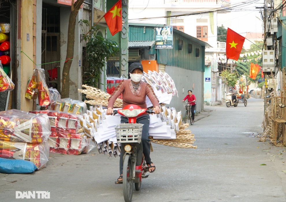 Thủ phủ vàng mã ở ngoại thành Hà Nội nhộn nhịp vào vụ Tết Nguyên đán - 1 Thủ phủ vàng mã ở ngoại thành Hà Nội nhộn nhịp vào vụ Tết Nguyên đán - 1