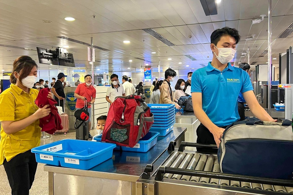 Giống ngựa vàng mã, nhiều loại hành lý ở Tân Sơn Nhất cũng bị bỏ lại - 4 Giống ngựa vàng mã, nhiều loại hành lý ở Tân Sơn Nhất cũng bị bỏ lại - 4