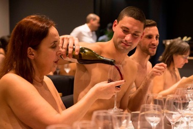 Nhà hàng Pháp cho phép thực khách khỏa thân rộn rã đón khách