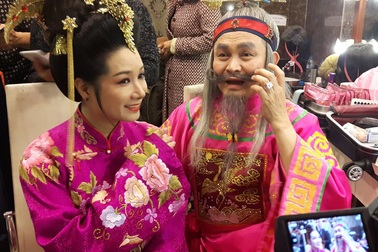 NSƯT Xuân Hinh - Thanh Thanh Hiền hát mừng năm mới độc giả Dân trí