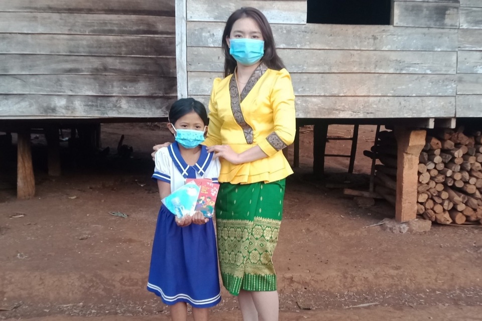 Đầu xuân, thầy cô đến nhà tặng sách, khẩu trang cho học sinh vùng cao - 2 Đầu xuân, thầy cô đến nhà tặng sách, khẩu trang cho học sinh vùng cao - 2
