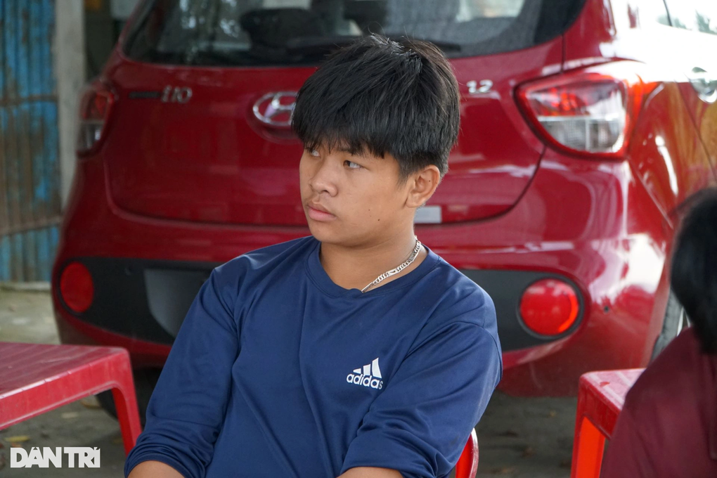 Kính xe bắn tung tóe vào người, tôi hô hoán khách ra cửa thoát hiểm - 2