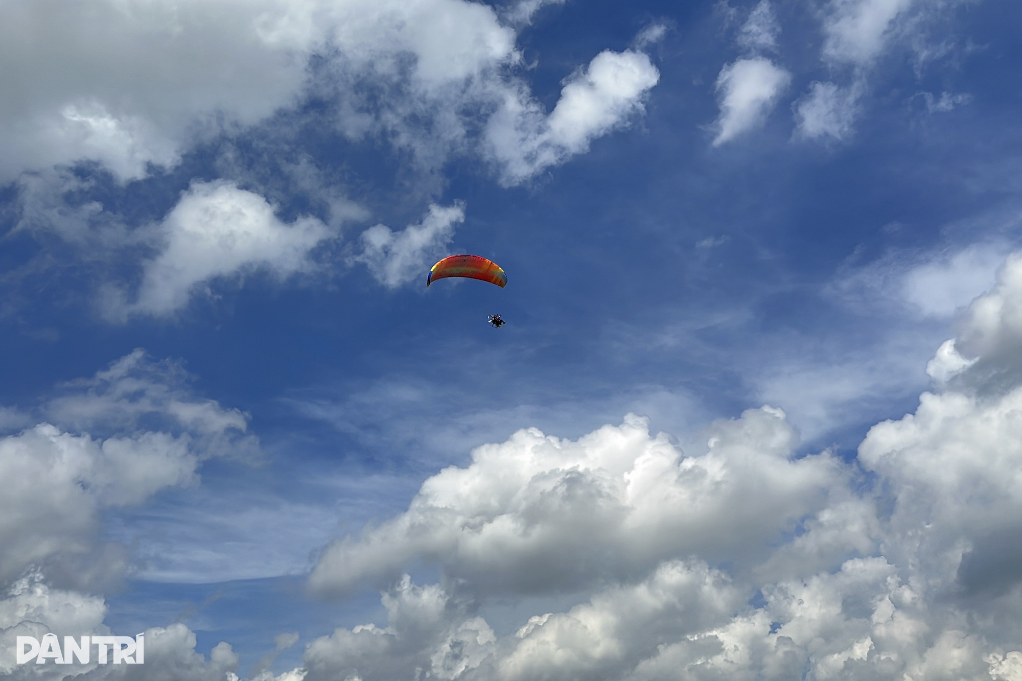 View - Dù lượn dùng động cơ 185 phân khối bay lượn, vần mây trên bầu trời hồ Tây | Báo Dân trí
