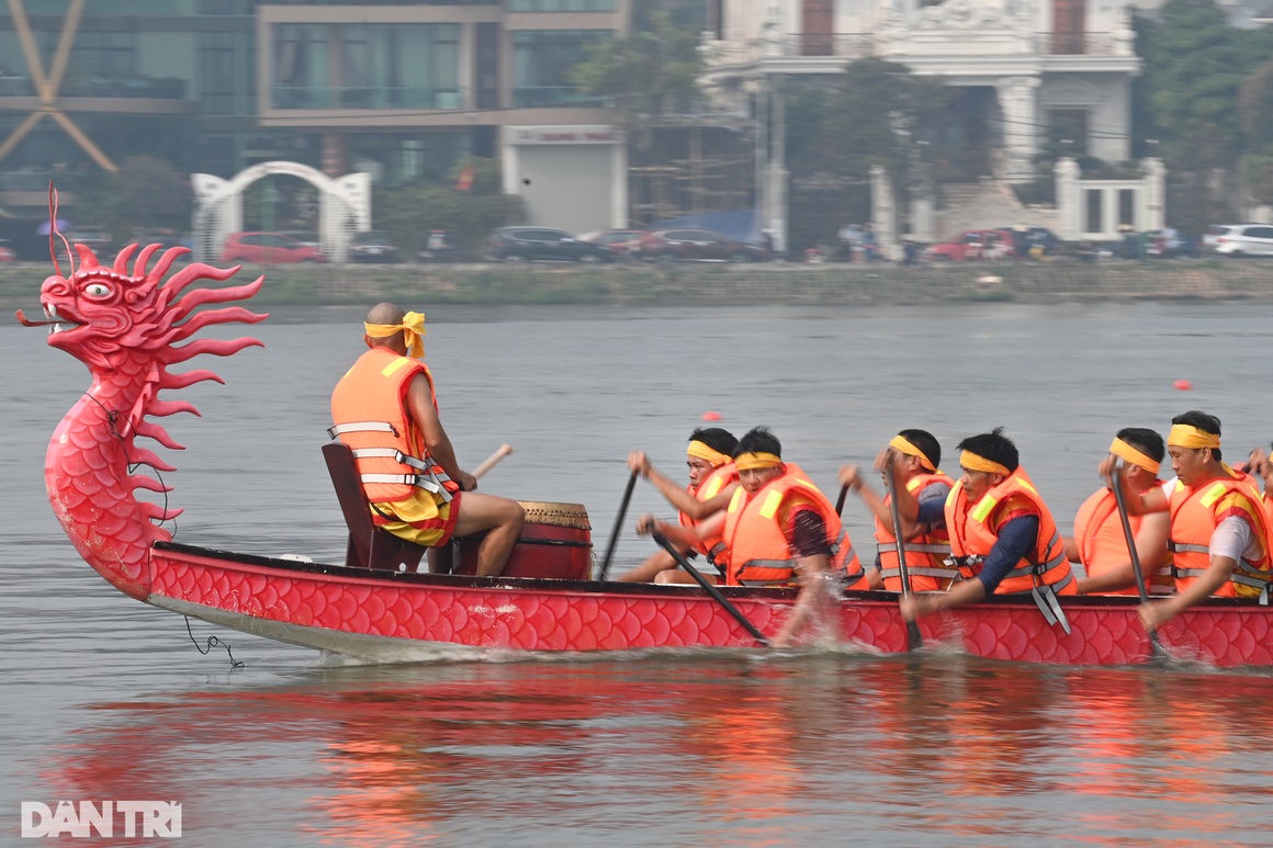 Hàng nghìn người vây kín hồ cổ vũ giải đua bơi chải vùng đất Tổ - 14 Hàng nghìn người vây kín hồ cổ vũ giải đua bơi chải vùng đất Tổ - 14