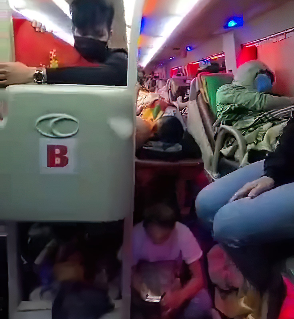 Xe 40 chỗ “nhồi nhét”... 82 người - 1 Xe 40 chỗ “nhồi nhét”... 82 người - 1