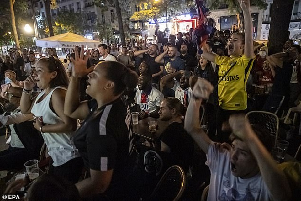 Cổ động viên PSG ăn mừng tưng bừng sau khi vào chung kết Champions League - 2 Cổ động viên PSG ăn mừng tưng bừng sau khi vào chung kết Champions League - 2