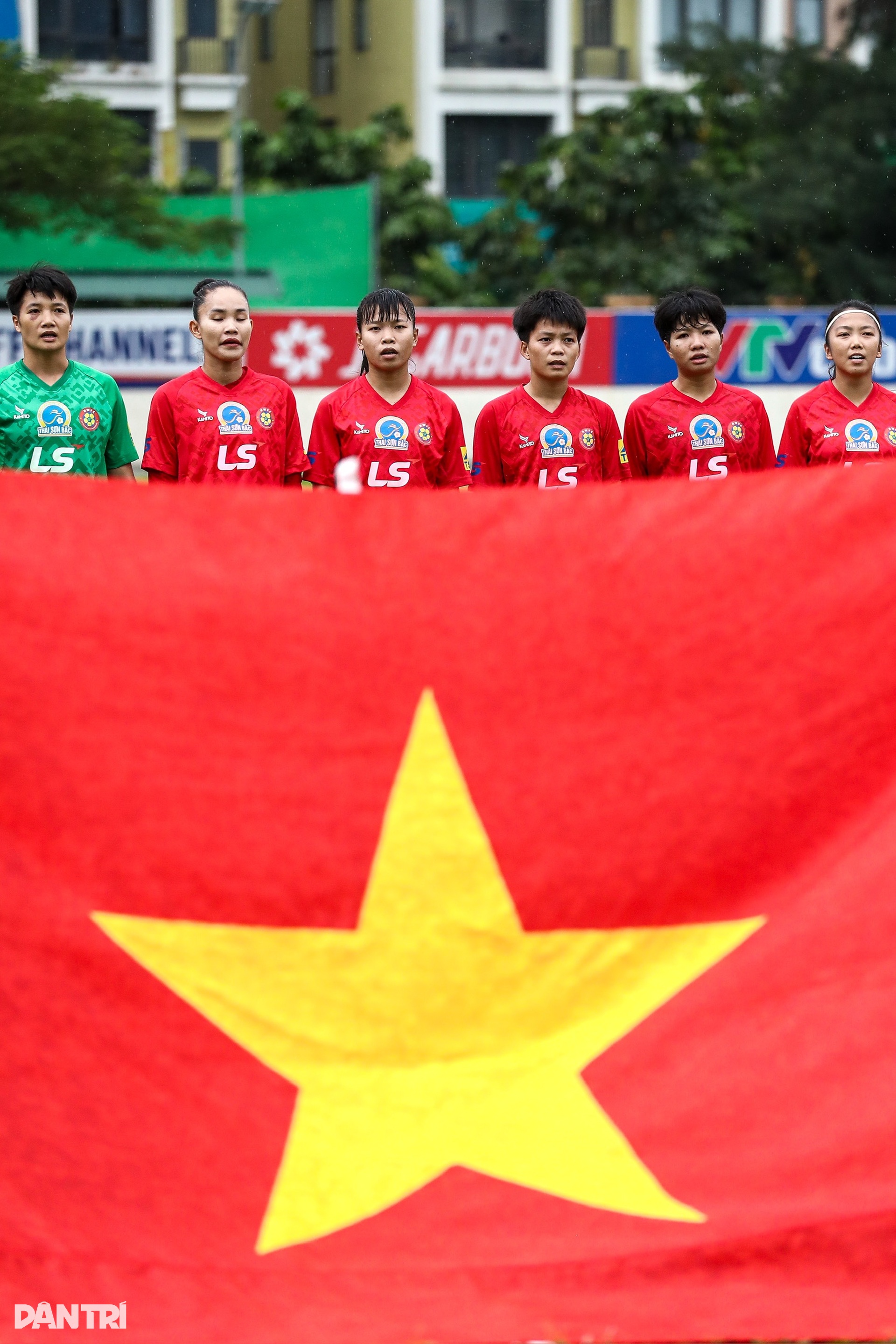 Huỳnh Như cùng đồng đội ăn mừng chức vô địch Quốc gia nữ - 2