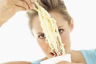 9 lưu ý khi ăn mỳ tôm