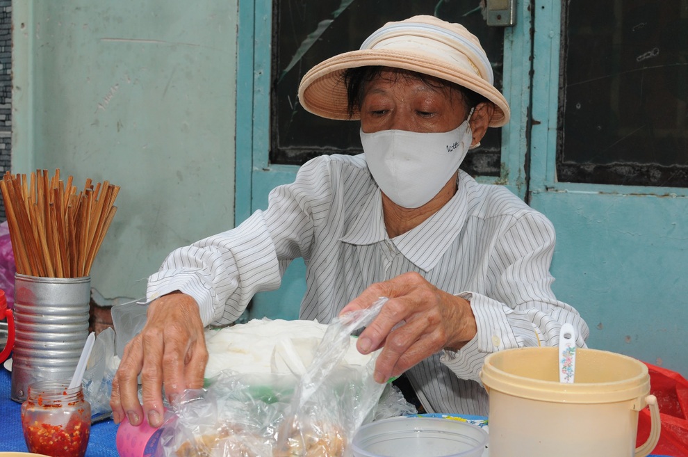 Hàng bánh ướt giá nào cũng bán của người phụ nữ nghèo rớt mồng tơi - 2